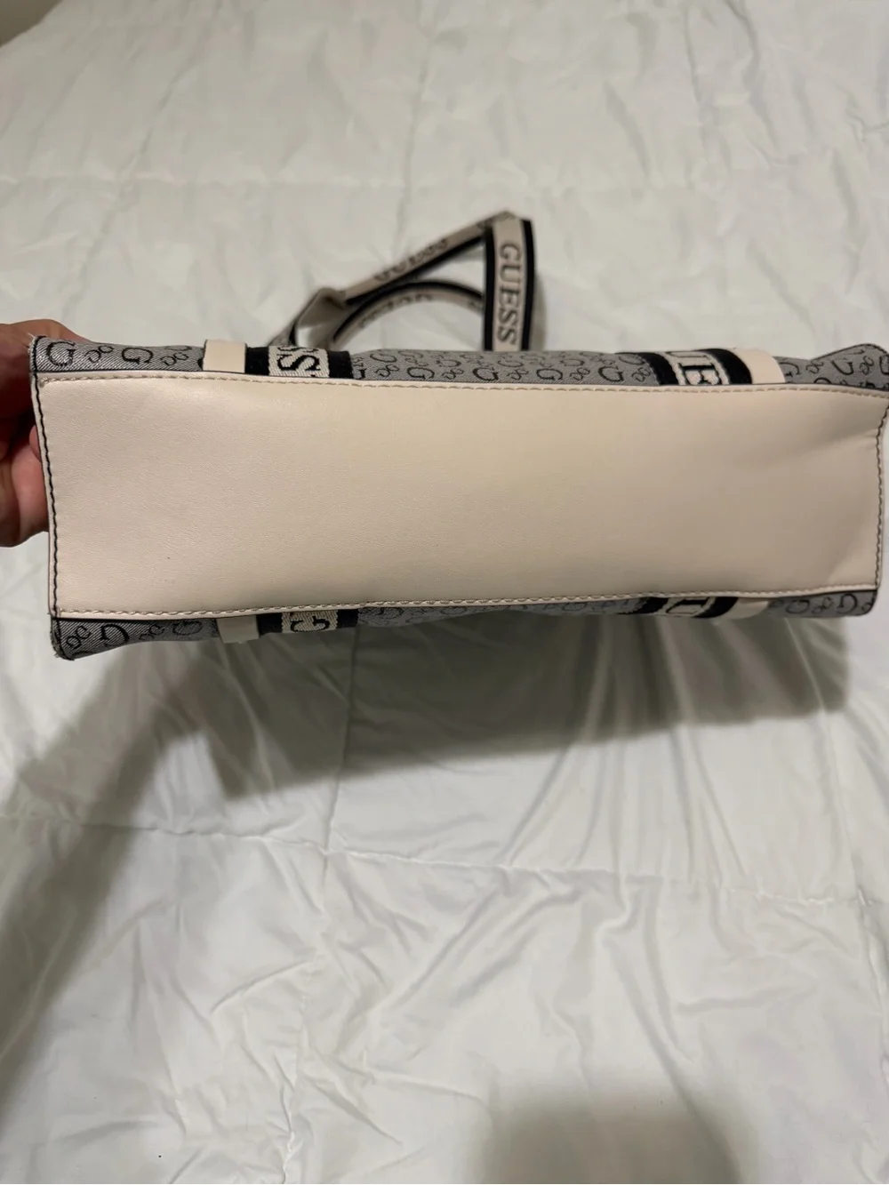 Guess tote repeating